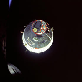 Gemini 6A y 7, foto de la NASA no. S65-63189:
                  entrevista con estructuras de una sala de prctica en
                  la foto