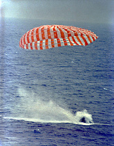 Aterrizaje en el agua de Gemini 9A, foto de
                        la NASA no. 66C-5085. Solo hay una aberracin de
                        0.7 Km del lugar de aterrizaje proyectado, y as
                        tambin ese vuelo es mentira.
