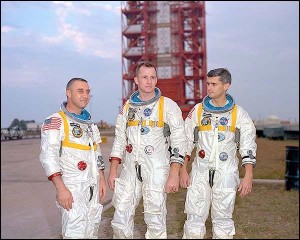 Apolo 1,
                        foto de la NASA no. 67PC-0016: Son los
                        atmosferonautas Virgil Grissom, Edward White y
                        Roger Bruce Chaffee con una torre de
                        lanzamiento, el 17/01/1967.