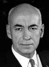 Robert Gilruth,
retrato, tiene una cara de un banquero de la CIA
que quiere ser el líder de atmosferonautas. Robert Gilruth, retrato, tiene una cara de
un banquero de la CIA que quiere ser el líder de
atmosferonautas.