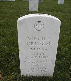 Lápida de Virgil
Grissom en el cementerio de héroes en Arlington Lápida de Virgil Grissom en el cementerio
de héroes en Arlington