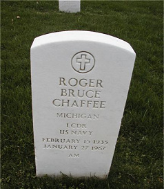 Lápida
de Roger Bruce Chaffee en el cementerio de
héroes en Arlington Lápida de Roger Bruce Chaffee en el
cementerio de héroes en Arlington