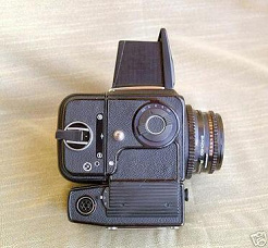 C�mara de Hasselblad 500 EL con visor abierto,
                  sin sistema autom�tico, y los "astronautas"
                  no pueden ver el visor...