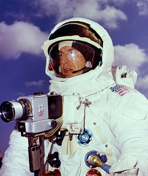 C�mara Hasselblad instalado al pecho,
                          ejemplo en la foto de entrenamiento con Jim
                          Lovell para Apolo 13, 3/2/1970, foto de la
                          NASA no. 70-HC-74