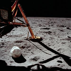 Apolo 11, foto de la NASA AS 11-40-5850:
                          El pie del módulo lunar está precisamente en
                          la mitad de la foto y la placa "United
                          States" precisamente en el margen. Sin
                          visor esa escena no es posible.