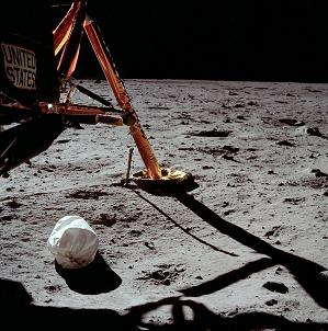 Apolo 11, foto de la NASA AS 11-40-5850:
                          El pie del m�dulo lunar est� precisamente en
                          la mitad de la foto y la placa "United
                          States" precisamente en el margen. Sin
                          visor esa escena no es posible.