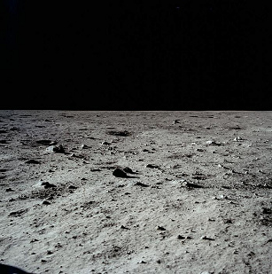 Apolo 11, foto de la NASA no.
                            AS-11-40-5851: Foto del "suelo
                            lunar" con horizonte plano.