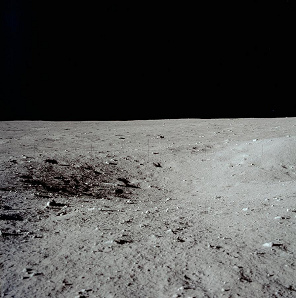 Apolo 11, foto de la NASA no.
                          AS-11-40-5852: "panorama lunar" con
                          horizonte plano, aunque Apolo 11 es dicho
                          haber alunizado en un plano con montañas
                          alrededor de todo el plano.