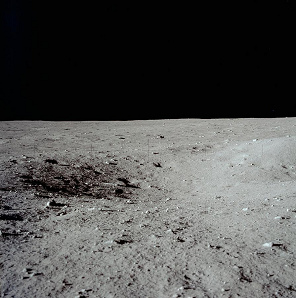 Apolo 11, foto de la NASA no.
                          AS-11-40-5852: "panorama lunar" con
                          horizonte plano, aunque Apolo 11 es dicho
                          haber alunizado en un plano con monta�as
                          alrededor de todo el plano.