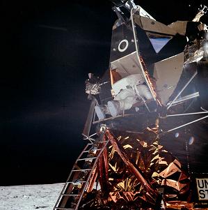 Apolo 11,
                          foto de la NASA no. AS11-40-5863: Aldrin sale
                          del "módulo lunar" pero está en la
                          contraluz en la sombra, pero es bien visible.