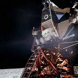 Apolo 11,
                          foto de la NASA no. AS11-40-5863: Aldrin sale
                          del "m�dulo lunar" pero est� en la
                          contraluz en la sombra, pero es bien visible.