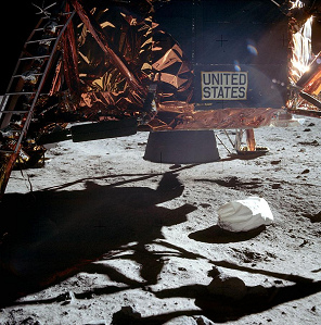 Apolo 11, foto de la NASA no.
                          AS11-40-5864: propulsor de descenso del
                          "módulo lunar" sin cráter, eso es
                          imposible.