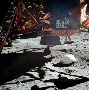 Apolo 11, foto de la NASA no.
                          AS11-40-5864: propulsor de descenso del
                          "m�dulo lunar" sin cr�ter, eso es
                          imposible.