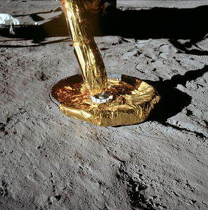 Apolo 11, foto de la NASA no.
                          AS11-40-5918: pie del "módulo lunar"
                          sin polvo lunar en el pie, pero con mucho
                          polvo alrededor del pie.