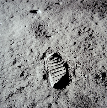 Apolo 11, foto de la NASA no.
                            AS11-40-5877: La foto es por arriba y es
                            imposible esa foto con la huella del pie de
                            la luna con el suelo lunar sin profundidad
                            del campo, probablemente es un fotomontaje.
