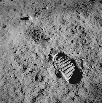 Apolo 11, foto de la NASA no.
                            AS11-40-5878: La foto es por arriba y es
                            imposible esa foto con la huella del pie de
                            la luna con el suelo lunar sin profundidad
                            del campo, probablemente es un fotomontaje.