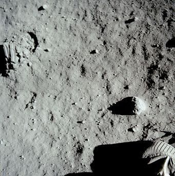 Apolo 11, foto de la NASA no.
                            AS11-40-5879: huella del pie de la luna con
                            el zapato del astronauta del astronauta que
                            toma la foto, eso es imposible con una
                            c�mara instalado en el pecho.