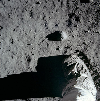 Apolo 11, foto de la NASA AS11-40-5880:
                            huella del pie de la luna con un zapato del
                            astronauta que toma la foto, eso es
                            imposible con una c�mara instalado en el
                            pecho.