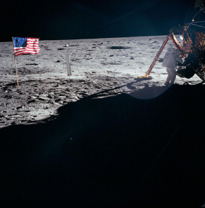 Apolo 11, foto de la NASA no.
                          AS11-40-5886: bandera sin sombra a la
                          izquierda, módulo lunar con Aldrin a la
                          derecha, foto perfecta, pero con cámara
                          instalado en el pecho la foto es imposible, y
                          la bandera es fotomontaje.