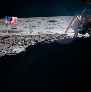 Apolo 11, foto de la NASA no.
                          AS11-40-5886: bandera sin sombra a la
                          izquierda, m�dulo lunar con Aldrin a la
                          derecha, foto perfecta, pero con c�mara
                          instalado en el pecho la foto es imposible, y
                          la bandera es fotomontaje.