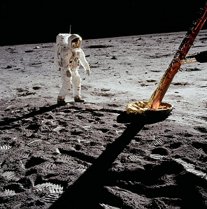Apolo 11, foto de la NASA no.
                          AS11-40-5902: Aldrin a la izquierda, la sombra
                          es falso, y el pie del m�dulo lunar a la
                          derecha.