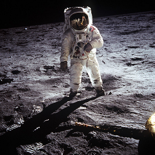 Apolo 11, foto de la NASA no.
                          AS11-40-5903: Aldrin tomado por arriba, esa
                          foto no es posible con una c�mara instalado en
                          el pecho.