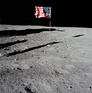 Apolo 11, foto de la NASA no.
                          AS11-40-5905: La bandera está en el centro de
                          la foto. Sin ver por el visor no es posible
                          tomar esa foto.