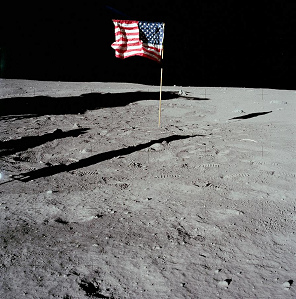 Apolo 11, foto de la NASA no.
                          AS11-40-5905: La bandera est� en el centro de
                          la foto. Sin ver por el visor no es posible
                          tomar esa foto.