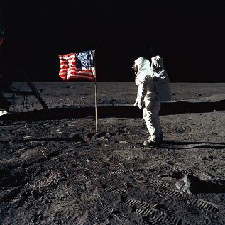 Apolo 11, foto de la NASA no.
                          AS11-40-5875. Aldrin es dicho estar en la luna
                          a lado de una bandera que no tiene sombra. La
                          foto es imposible.