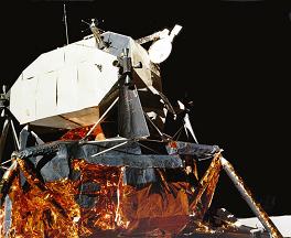 Foto de Apolo 16 de la NASA no.
                          AS16-113-18332: el m�dulo lunar. El m�dulo de
                          descenso (parte inferior) parece como
                          bricolaje.