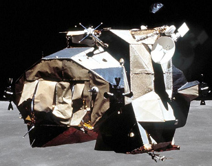 Apolo 16, foto de la NASA no.
                          AS16-122-19533: El m�dulo de ascenso est�
                          defecto pero es dicho haber volado en �rbitas
                          lunares sin llama del propulsor. La foto es
                          imposible y parece un fotomontaje con la bola
                          de la luna del modelo de la luna LOLA en
                          Langley.