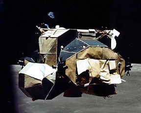Apolo 16, foto de la NASA no.
                          AS16-122-19535: m�dulo lunar roto: El m�dulo
                          de ascenso defecto est� en �rbitas lunares sin
                          llama del propulsor. La foto es imposible y
                          parece ser un fotomontaje con la bola de la
                          luna del modelo de la luna LOLA en Langley.