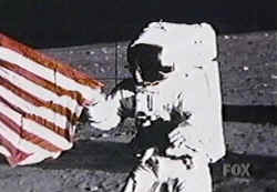 Apolo
                        12, cruz reticular incompleto con el
                        "astronauta", foto de la NASA no.
                        AS12-47-6897