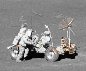 Cruces reticulares incompletas con el
                          vehículo lunar de Apolo 17 con el
                          "astronauta" Schmitt, foto de la
                          NASA no. AS17-137-21011