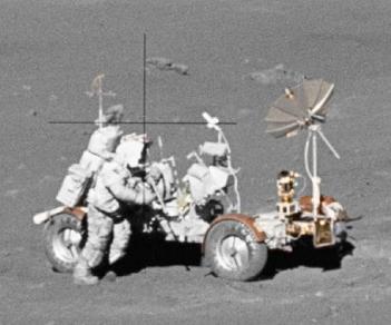 Cruces reticulares incompletas con el
                          veh�culo lunar de Apolo 17 con el
                          "astronauta" Schmitt, foto de la
                          NASA no. AS17-137-21011