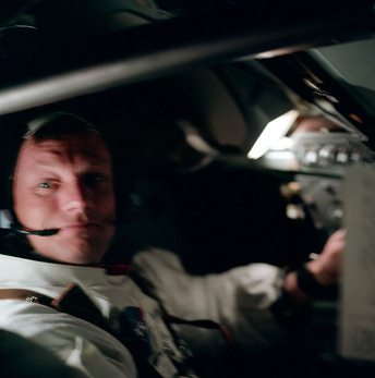 Apolo 11, foto de la NASA no.
                          AS11-36-5291: Neil Armstrong es dicho estar en
                          el vuelo espacial en la c�psula de mando, sin
                          casco, eso es imposible