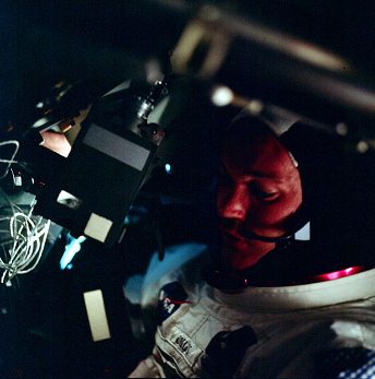 Apolo 11, foto de la NASA no
                          AS11-36-5292: Michael Collins es dicho estar
                          en un vuelo espacial en el m�dulo de mando,
                          pero sin casco es imposible eso