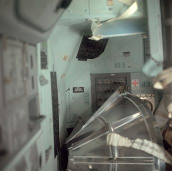 Apolo 11, foto de la NASA no.
                          AS11-36-5384: Se ve aqu� la entrada del pasaje
                          al m�dulo de mando del - as� dicen -
                          "m�dulo lunar".