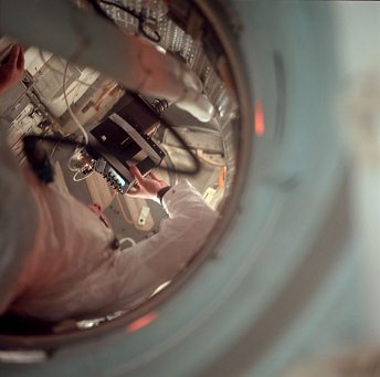 Apolo 11, foto de la NASA no.
                          AS11-36-5385: El "astronauta" Neil
                          Armstrong est� flotando por el pasaje del
                          m�dulo de mando al "m�dulo lunar"
                          con una c�mara de tele tomando Edwin
                          ("Buzz") Aldrin con su c�mara de
                          pel�cula durante la inspecci�n del
                          "m�dulo lunar". Foto del
                          "astronauta" Mike Collins, as�
                          afirma la NASA.
