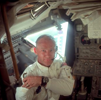 Apolo 11, foto de la NASA no.
                          AS11-36-5390: El "astronauta" Edwin
                          ("Buzz") Aldrin durante su
                          inspecci�n del "m�dulo lunar", foto
                          del "astronauta" Neil Armstrong