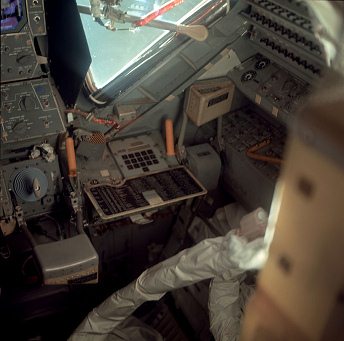 Apolo 11, foto de la NASA no.
                          AS11-36-5392: El puesto del piloto del
                          "m�dulo lunar". La NASA afirma que
                          la foto hubiera sido tomado durante la primera
                          inspecci�n corto tiempo antes del
                          "alunizaje".