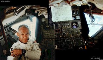 Apolo 11, foto de la NASA no. AS11-5389 y
                          AS11-5390, foto panor�mica compuesto: El
                          puesto del piloto del "m�dulo lunar"
                          est� con Edwin ("Buzz") Aldrin. La
                          NASA afirma que las foto hubieran sido tomado
                          durante la primera inspecci�n del "m�dulo
                          lunar" antes del primer
                          "alunizaje", y despu�s Bob Farwell
                          hubiera compuesto las fotos como foto
                          panor�mica.
