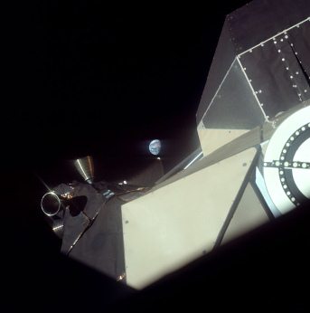 Apolo 11, foto de la NASA AS11-36-5404:
                          La NASA afirma que eso ser�a la "vista
                          atr�s" del "vuelo a la luna"
                          del "m�dulo lunar" y al fondo se ve
                          la Tierra.