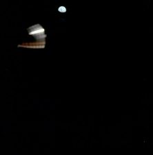Apolo 11, foto de la NASA no. AS11-37-5435:
                        La NASA afirma que eso ser�a la "vista
                        atr�s" del "vuelo de la luna"
                        tomado por el "m�dulo lunar" con la
                        vista a la Tierra despu�s de una vuelta durante
                        el "vuelo de alunizaje", y en la foto
                        se ve una tobera de manejo RCS del "m�djulo
                        lunar" en la foto.