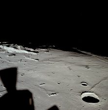Apolo 11, foto de la NASA no. AS11-37-5437:
                        La NASA afirma que eso ser�a la vista al terreno
                        de alunizaje 2 ("Apollo Landing Site
                        2"), y a�n indica que los cr�teres tienen
                        nombres como Maskelyne (un astr�nomo de la corte
                        ingl�s) y Moltke (un mariscal de campo)
                        afirmando tambi�n que sabe como son las
                        dimensiones de los cr�teres.