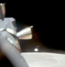 Apolo 11, foto de la NASA no. AS11-37-5439:
                        La NASA afirma que eso ser�a una salida de la
                        Tierra durante una "�rbita lunar"
                        antes de la separaci�n del "m�dulo
                        lunar" durante el vuelo de aproximaci�n a
                        la "luna".