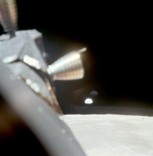 Apolo 11, foto de la NASA no.
                              AS11-37-5441: La NASA afirma que eso ser�a
                              una salida de la Tierra durante una
                              "�rbita lunar" antes de la
                              separaci�n del "m�dulo lunar"
                              durante el vuelo de aproximaci�n a la
                              "luna".