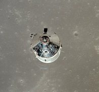 Apolo 11, foto de la NASA no.
                          AS11-37-5443: La NASA afirma que eso ser�a la
                          vista al m�dulo de mando y al m�dulo de
                          servicio ("Command Service Module"
                          CMS) despu�s de la maniobra de separaci�n.
                          Pero: Aqu� est� alunizando el m�dulo de mando
                          (la c�psula) en lugar del "m�dulo
                          lunar" "en la luna".