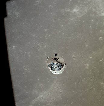 Apolo 11, foto de la NASA no. AS11-37-5443:
                        La NASA afirma que eso ser�a la vista al m�dulo
                        de mando y al m�dulo de servicio ("Command
                        Service Module" CMS) despu�s de la
                        separaci�n. El "paisaje lunar" en una
                        distancia de 195 Km m�s abajo se llama seg�n
                        NASA "Mare Fecunditatis" ("Mar de
                        Fertilidad").