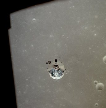 Apolo 11, foto de la NASA no. AS11-37-5444:
                        La NASA afirma que eso ser�a la secuencia de la
                        c�psula de mando sobre la "luna".